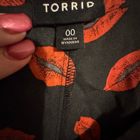 TORRID  Black & Red Lips Georgette Cold Shoulder Blouse VALENTINES      #V - Picture 6 of 8